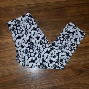 Black, white, and yellow flower caprise!